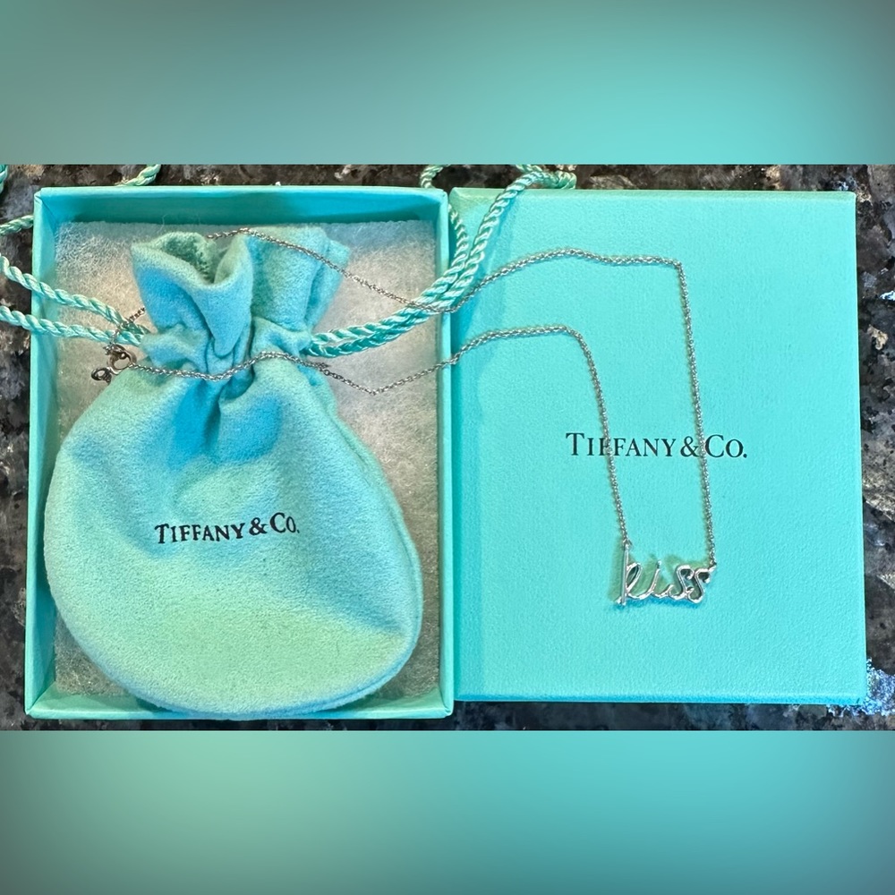 Tiffany & co Paloma's Graffiti
Kiss Pendant